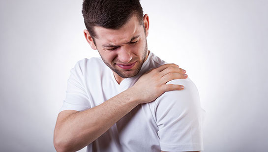 Man suffering from frozen shoulder before visiting Akron chiropractor